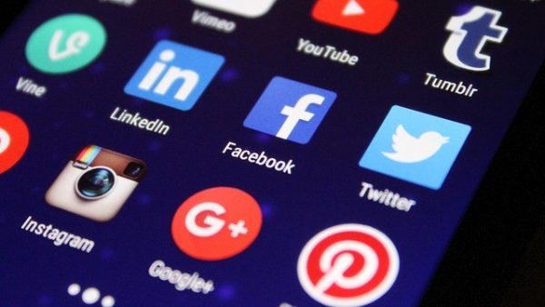 Svenskarna litar minst på reklam i sociala medier 